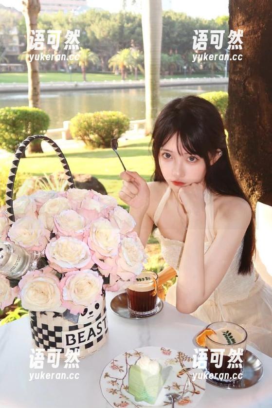 语画界 - 感受绯月樱的迷人魅力：她的秘书写真就是最美的风景