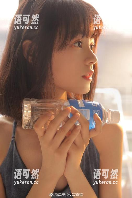 语画界 - 雅雯女孩的自然之美合集：一组图片展现她纯真气质的真实瞬间