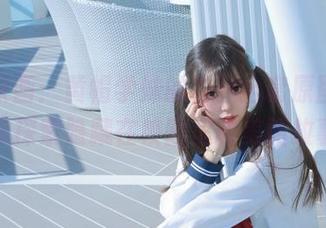 轻兰映画：黄帽学妹的白丝全套原图，带你探索隐藏在校园里的美丽故事