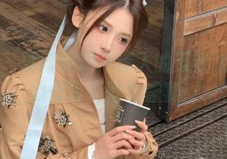 微密圈 – 璀璨灵魂：迷人的五姨太与车边的你写真壁纸盛宴！