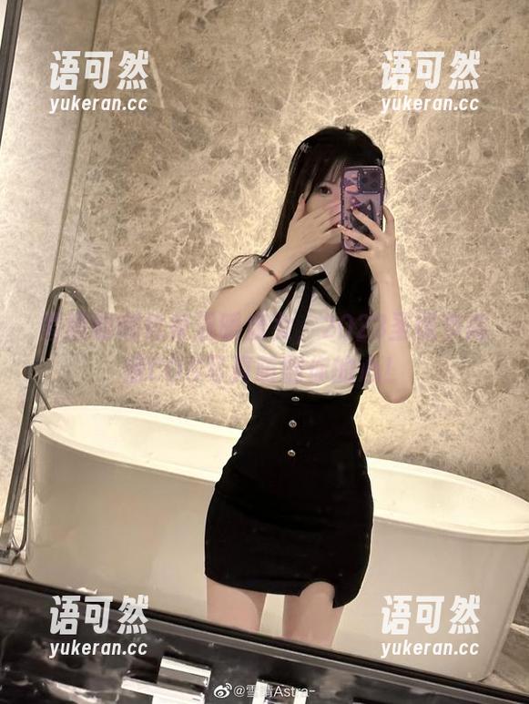 雪晴嘟嘟化身温暖魔女，2023圣诞节高清COS写真萌翻你的心！