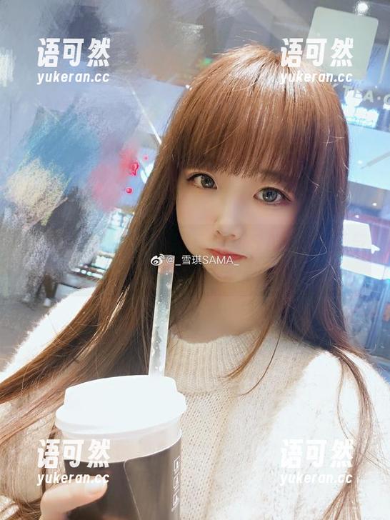 流光溢彩的修女氛围：雪琪SAMA写真与原图的奇妙交融