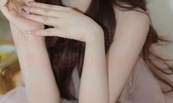 风之领域的黄昏少女：写真作品中青春与梦幻交织的诗意照片