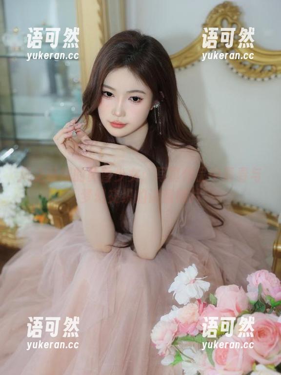 风之领域的黄昏少女：写真作品中青春与梦幻交织的诗意照片